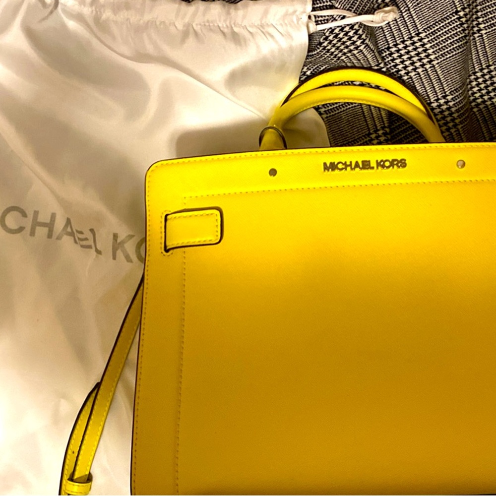 Beautiful spring/summer bag.  Authentic MK bag never used w dust cover bag.